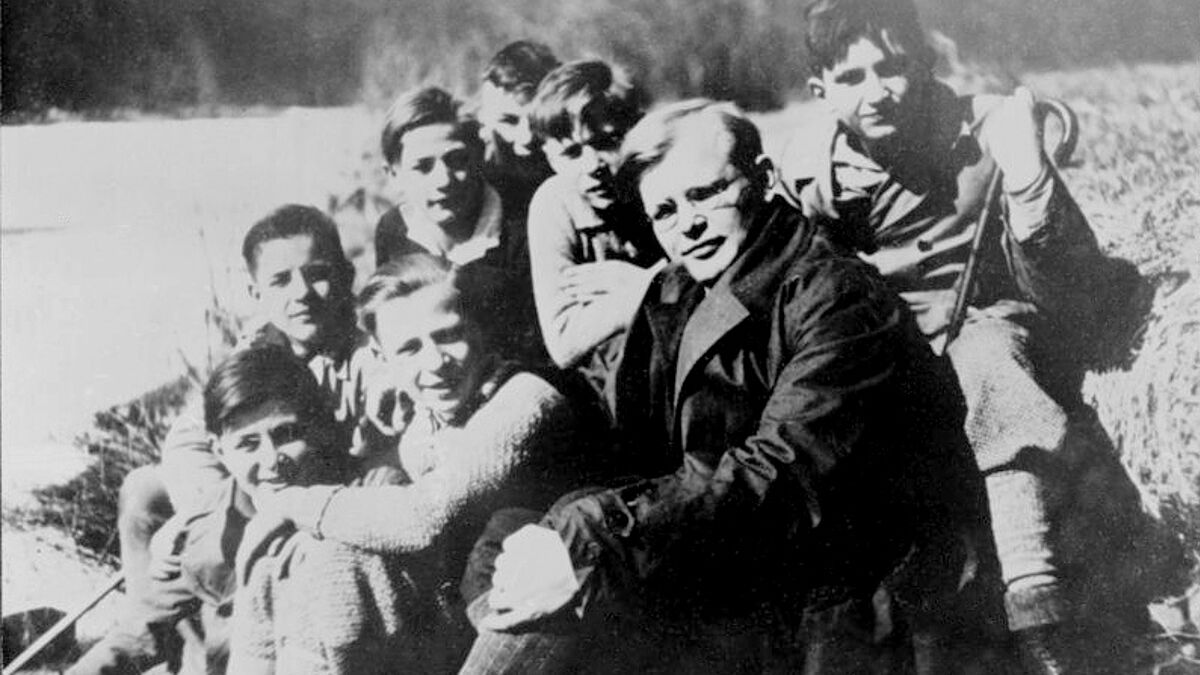 Dietrich Bonhoeffer im März 1932 mit Schülern
