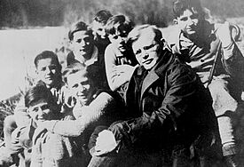 In Pommern suchte Bonhoeffer eine bodenständige Aufgabe Dietrich Bonhoeffer im Frühjahr 1932 mit Schülern