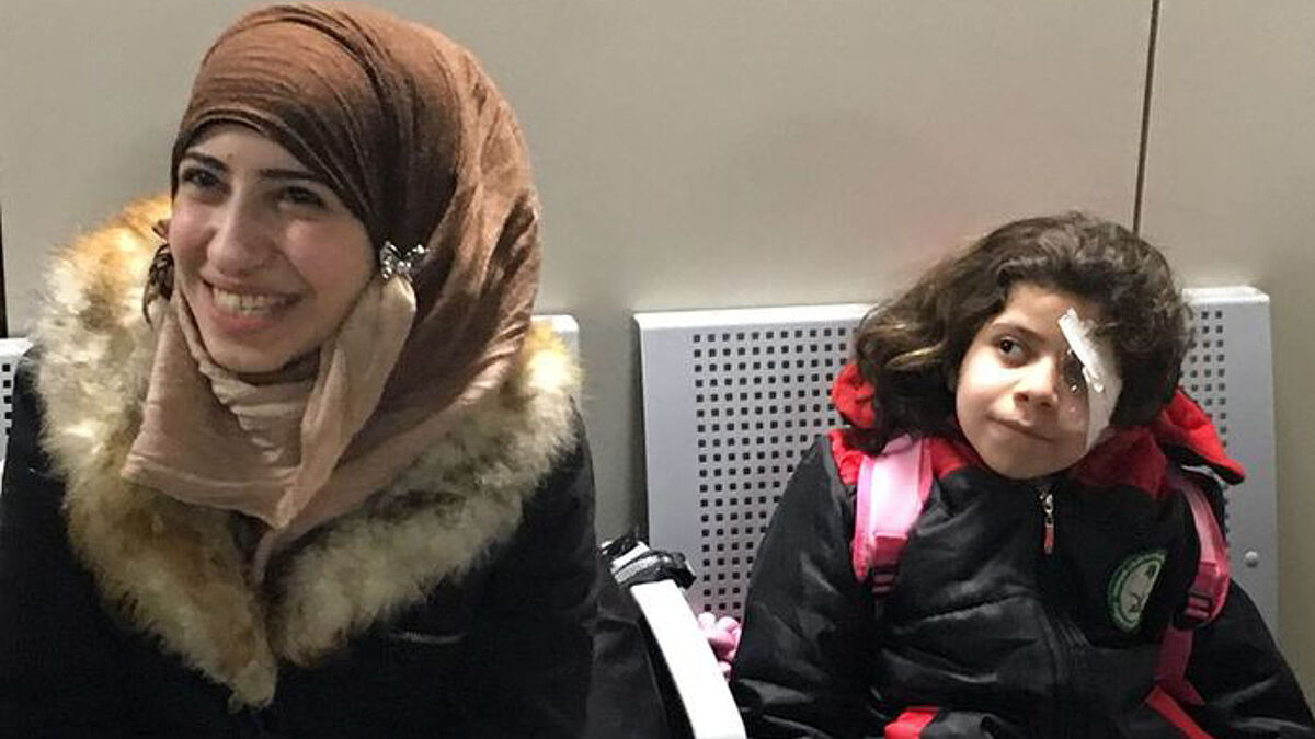 Nach der Ankunft in Rom: Mutter Jasmine (28) und Tochter Falak (7) sind sehr glücklich