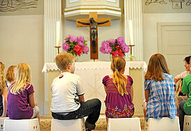 Kinder zu Besuch in der Kirche (Symbolbild)