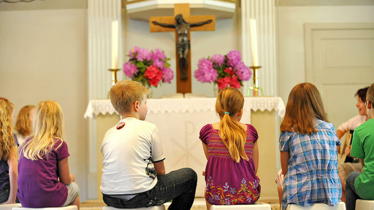 Kinder zu Besuch in der Kirche (Symbolbild)