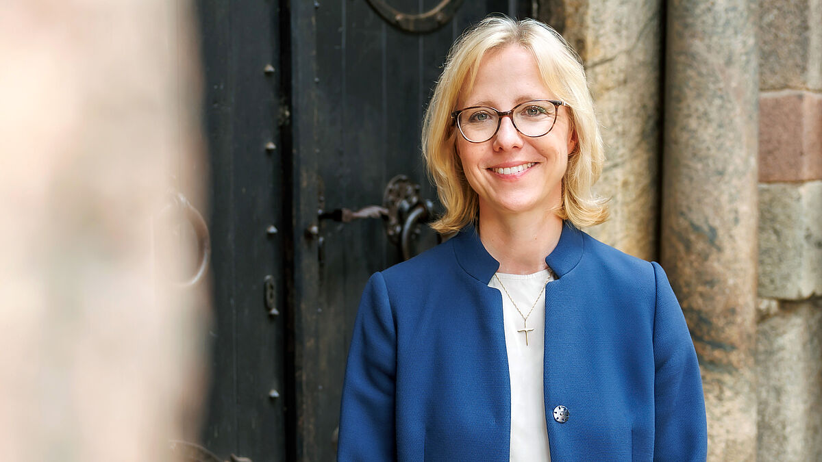 Bischöfin Nora Steen vor dem Portal des Schleswiger Doms. © Marcelo Hernandez, Nordkirche