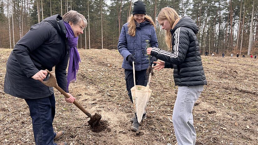 Bäume pflanzen beim Klimacamp Mecklenburg: Landesbischöfin Kristina Kühnbaum-Schmidt greift selber zum Spaten.