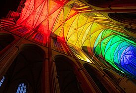Kirchenschiff St. Marien in Regenbogenfarben