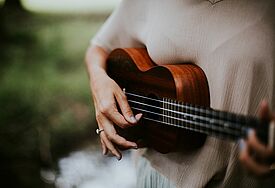 Eine Frau spielt Gitarre. Foto: Hanna Busing