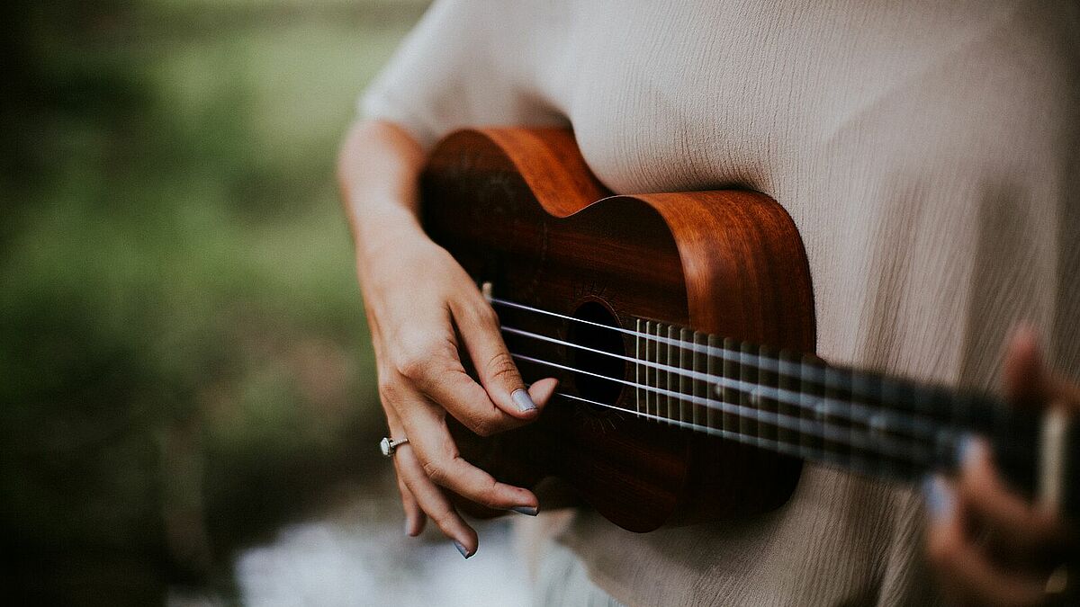 „Ich wünsche mir, dass die Menschen feiern, sich von der Musik mitreißen und berühren lassen”, sagt Pastorin Mirjam Kull und bringt Schlager-Move ins traditionelle Erntedankfest.