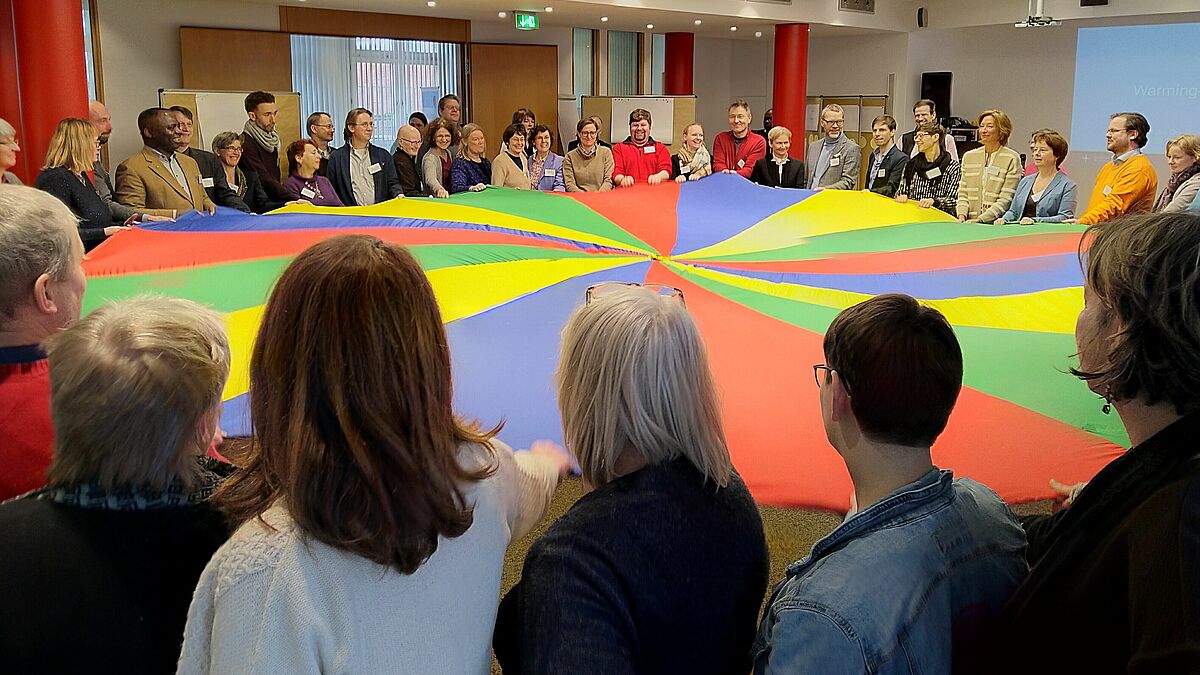 Rund 60 Engagierte aus Kirchenkreisen, Diensten und Werken, arbeiten im Workshop für eine stärkere interkulturelle Öffnung der Nordkirche.