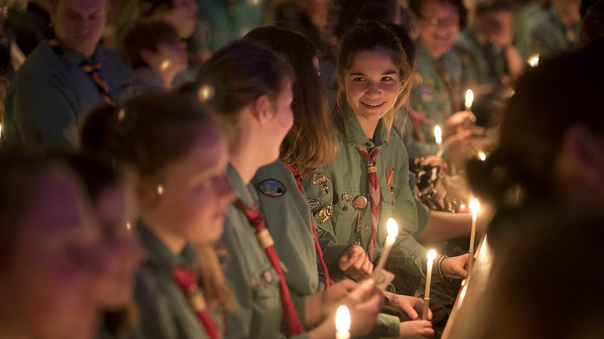 Die Pfadfinder lassen tausend Lichter in der Anscharkirche leuchten.