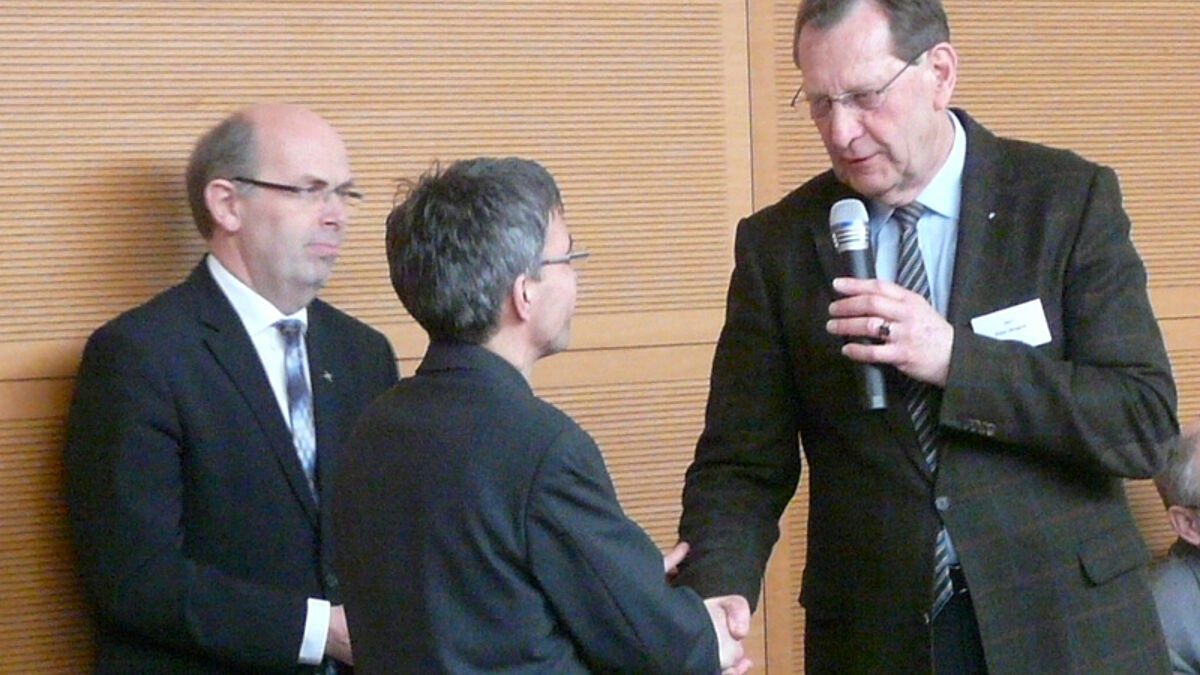 Nach erfolgreicher Wahl Gratulation durch Synodenpräses Peter Wiegner, der Bischofsbevollmächtigte Gothart Magaard links