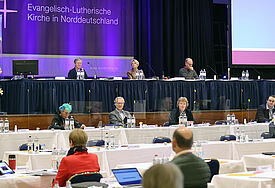 Blick auf die Kirchenleitung bei der Synode