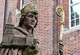 Statue von St. Ansgar auf der Trostbrücke in Hamburg. In der Hansestadt errichtete er eine erste hölzerne Kirche.