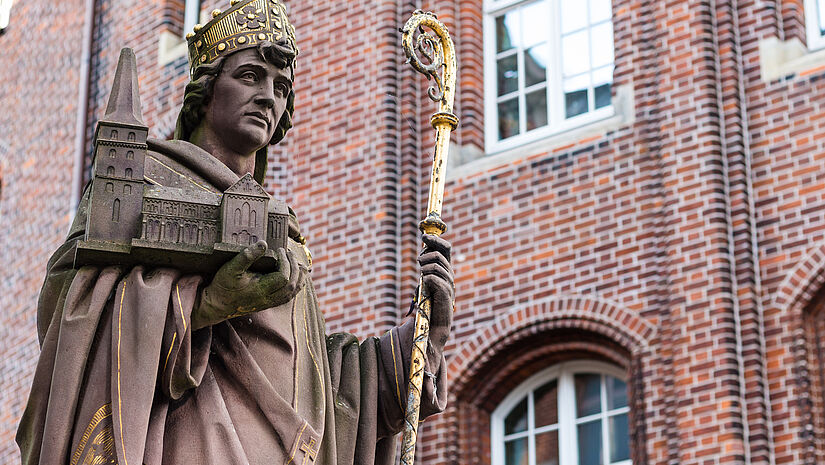 Statue von St. Ansgar auf der Trostbrücke in Hamburg. In der Hansestadt errichtete er eine erste hölzerne Kirche.