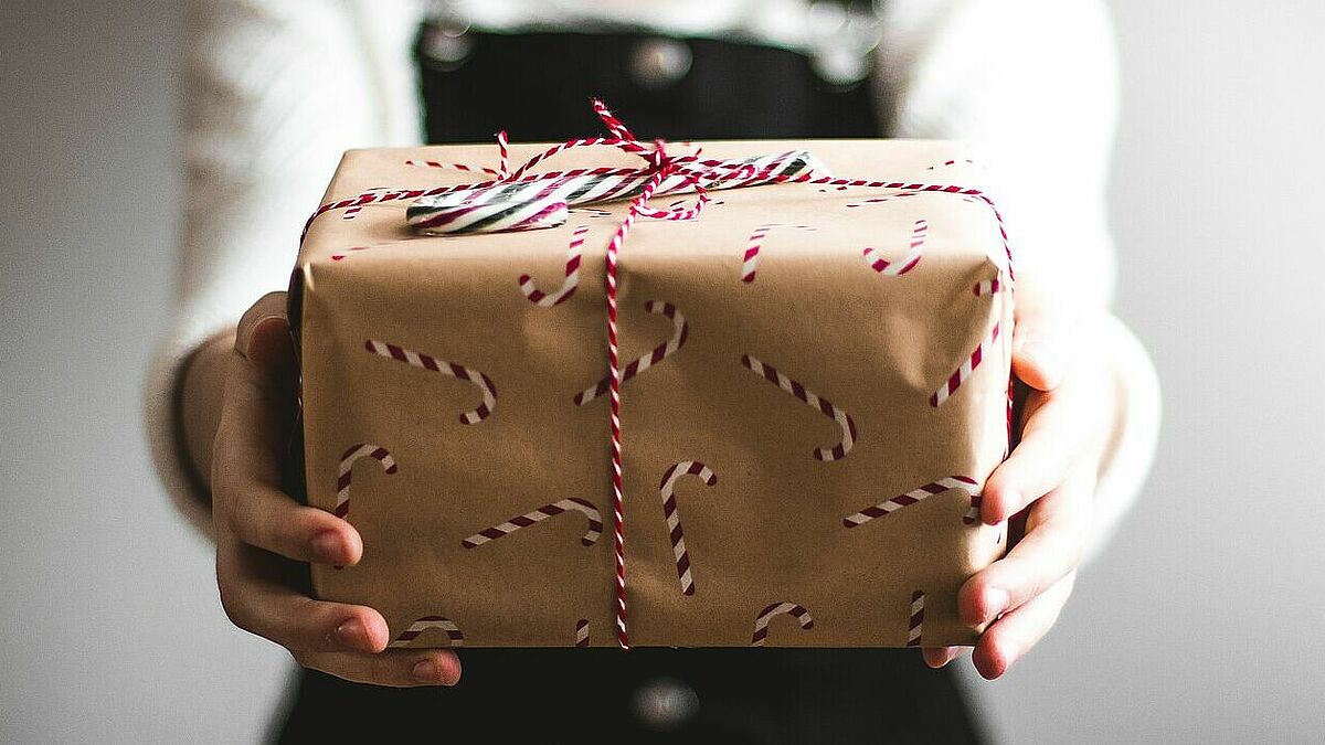 Die Stiftung Mitmenschlichkeit der Diakonie sammelt auch 2020 Geschenke für einsame und bedürftige Menschen in Hamburg. (Symbolbild)