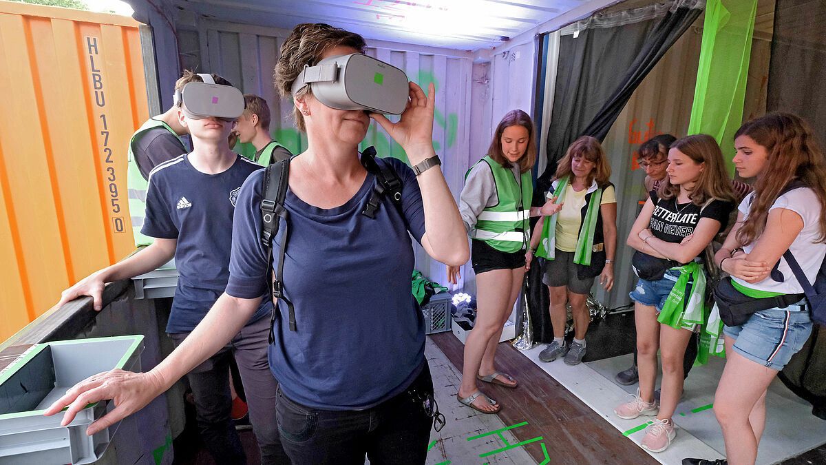 Auch ein Stück digitale Kirche: Besucher mit einer VR-Brille zur Versinnbildlichung des Kyrie in der Container.Kiez.Kirche im Zentrum Jugend beim evangelischen Kirchentag in Dortmund.