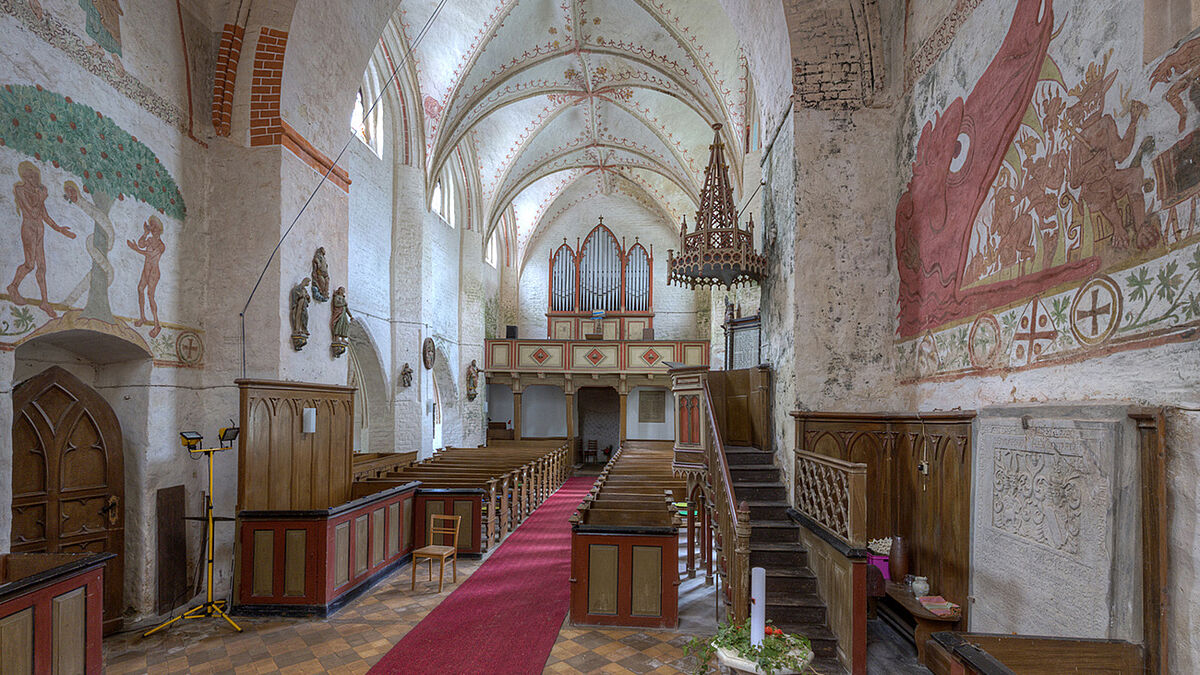 Die wertvollen mittelalterlichen Malereien in der Dorfkirche von Behrenhoff (bei Greifswald) sind durch Feuchtigkeit gefährdet.