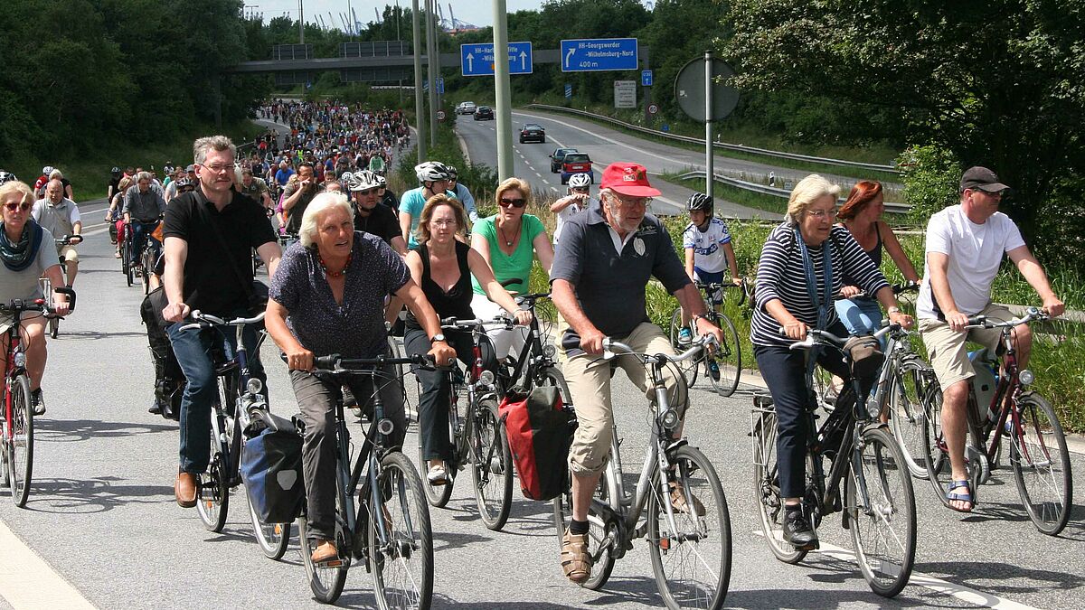  Eine Route führt über die Köhlbrandbrücke und Autobahnabschnitte, die eigens für Radler gesperrt werden (Archivbild).
