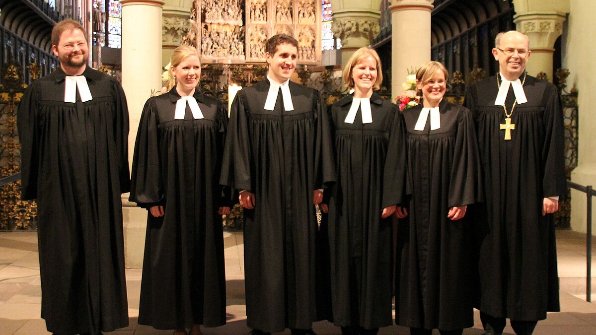 Bischof Magaard (rechts) mit den Ordinierten (v.l.) Pavel Nikolaj Dusek, Jannike Grosstück, Florian Gottschalk, Ulrike Wohlfahrt, Maria Paschen