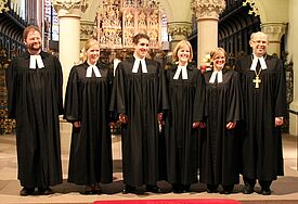 Bischof Magaard (rechts) mit den Ordinierten (v.l.) Pavel Nikolaj Dusek, Jannike Grosstück, Florian Gottschalk, Ulrike Wohlfahrt, Maria Paschen