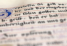 Alte Bibelschriften handgeschrieben in einer Klosterbibliothek Deutschland