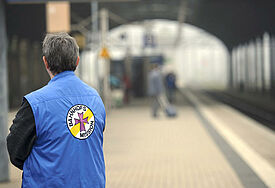 Vor mehr als 120 Jahren wurde die erste Bahnhofsmission am Berliner Ostbahnhof gegründet, heute gibt es über 100 der christlichen Einrichtungen, viele sind ökumenisch aufgestellt.