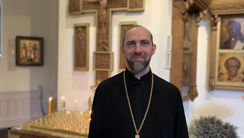 Erzpriester Idavajn in der Kirche des Heiligen Johannes von Kronstadt in Hamburg. 