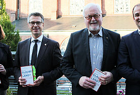 Bei der Buchpräsentation von "Wie viel Glaube braucht das Land": Beate Bäumer (v.l.), Utz Schliesky, Peter Harry Carstensen und Frank Zabel.
