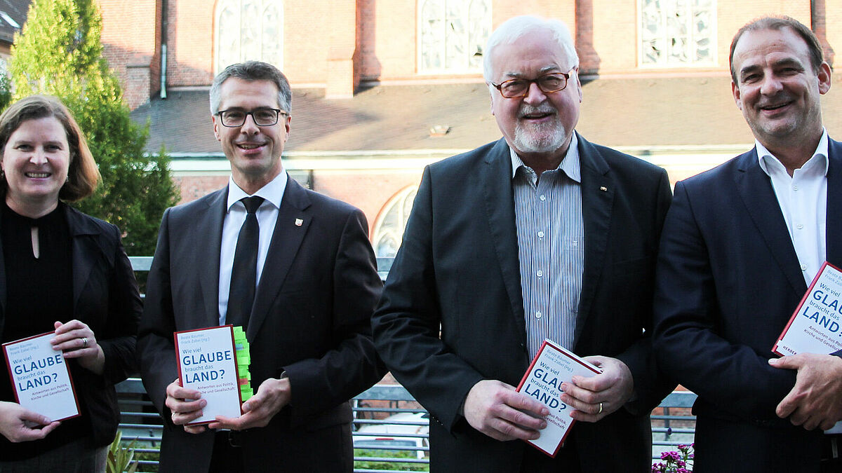 Bei der Buchpräsentation von "Wie viel Glaube braucht das Land": Beate Bäumer (Leiterin des Katholischen Büros Schleswig-Holstein, v.l.), Utz Schliesky (Direktor des Schleswig-Holsteinischen Landtages), Peter Harry Carstensen (ehemaliger Ministerpräsident Schleswig-Holsteins) und Frank Zabel (Leiter Stabsstelle Presse und Kommunikation).
