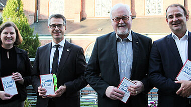 Bei der Buchpräsentation von "Wie viel Glaube braucht das Land": Beate Bäumer (v.l.), Utz Schliesky, Peter Harry Carstensen und Frank Zabel.
