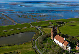 Die Alte Kirche St. Salvator ist das Wahrzeichen der Insel Pellworm. Errichtet wurde sie um 1200 und gehört damit zu den ältesten Kirchen Nordfrieslands. 