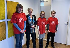 Die Kinderbischöf:innen bei Bischöfin Kirsten Fehrs