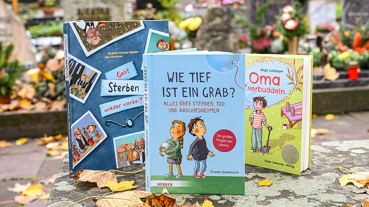 Kinderbücher, die sich mit Sterben, Tod und Trauer beschäftigen: Stirbt ein Mensch, möchte niemand Kinder in ihrer Trauer alleinlassen. Doch was brauchen Kinder, wie spricht man mit ihnen über Tod und Abschiednehmen? Einen Zugang können Bücher bieten - sachlich, ernsthaft, aber auch humorvoll.