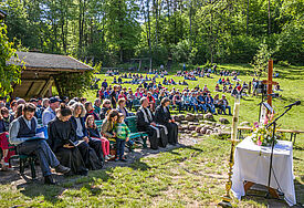 Mehr als 200 Menschen feiern im Müritz-Nationalpark Gottesdienst.