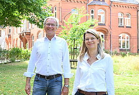 Thomas Nolte und Birgit Lunde vor dem Diakonischen Werk. 