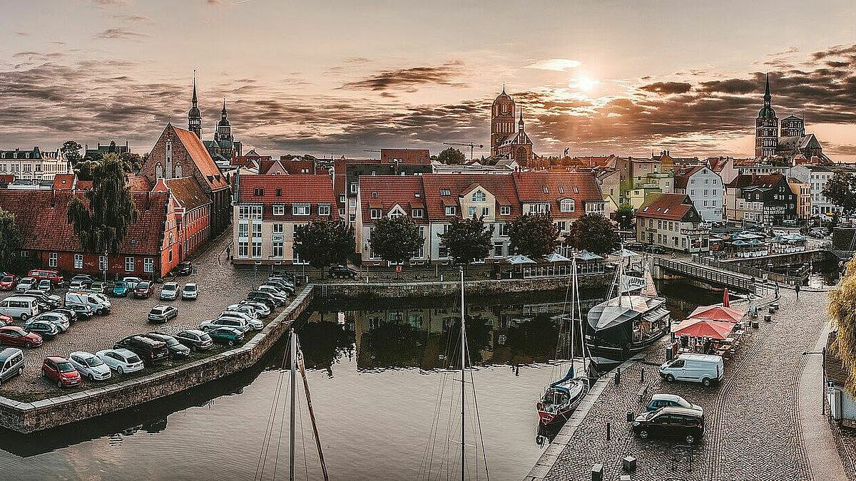 Die Türme der Marien-, Nikolai- und Jakobi-Kirche prägen die Stadt­silhouette von Stralsund.