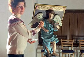 Restauratorin Jenny Heymel vollendet in der Lüssower Kirche ihre Arbeit am barocken Pultengel.