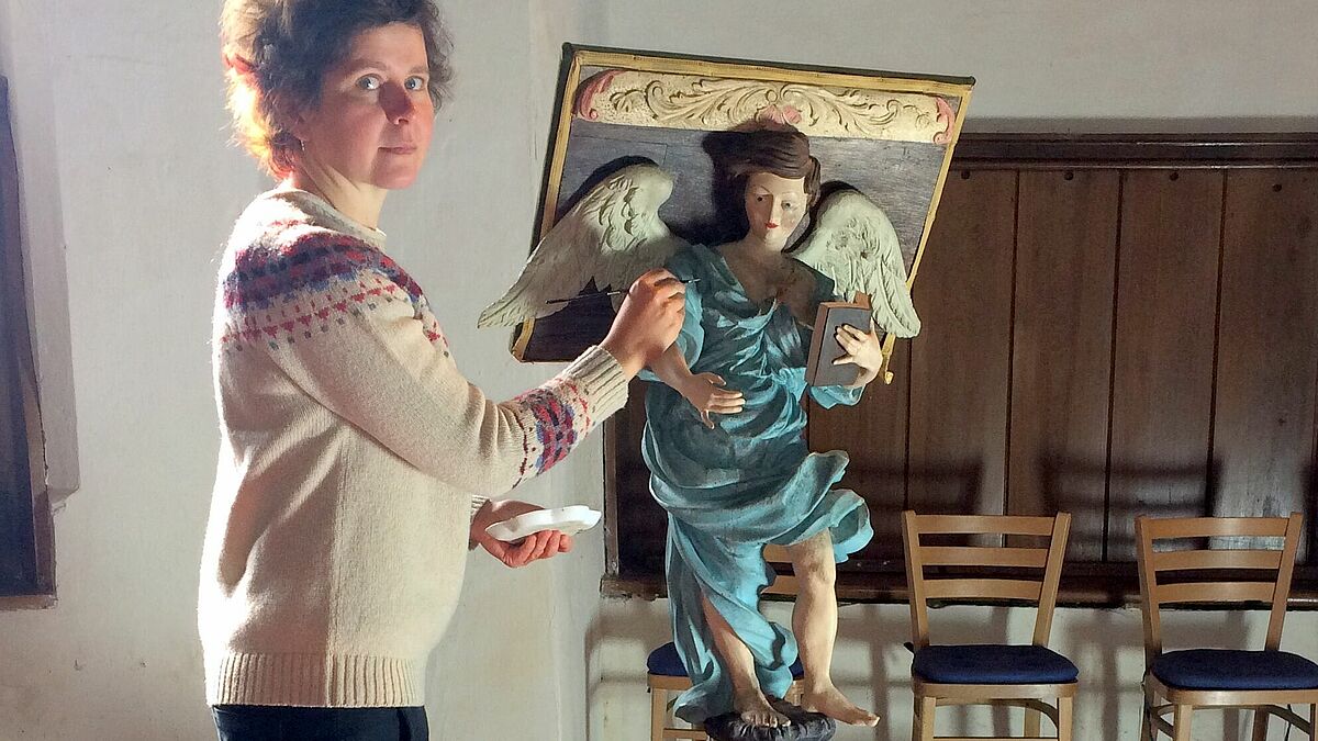 Restauratorin Jenny Heymel vollendet in der Lüssower Kirche ihre Arbeit am barocken Pultengel.