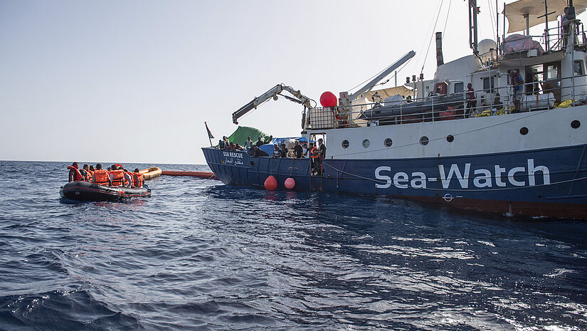 Das private Rettungsschiff "Sea-Watch-2" bei seinem Einsatz zur Rettung von Flüchtlingen vor der libyschen Küste im Mittelmeer (Archiv 2016).