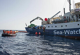 Das private Rettungsschiff "Sea-Watch-2" bei seinem Einsatz zur Rettung von Flüchtlingen vor der libyschen Küste im Mittelmeer (Archiv 2016).