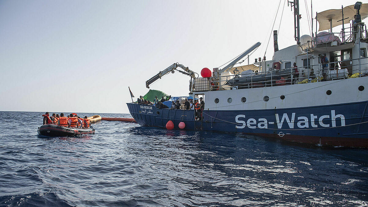 Das private Rettungsschiff "Sea-Watch-2" bei seinem Einsatz zur Rettung von Flüchtlingen vor der libyschen Küste im Mittelmeer (Archiv 2016). "Es muss für alle Menschen möglich sein, bedrohte Regionen selbstbestimmt und in Würde verlassen zu können", sagt Dr. Katherine Braun.