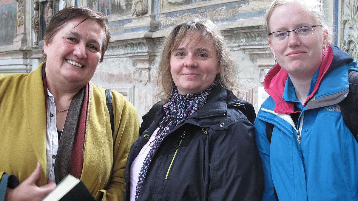 v.l. Sieglinde Zehm aus der Bischofskanzlei Greifswald mit Kerstin Kaustrup und Linn Asmussen (beide aus Kiel).