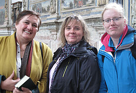 Sieglinde Zehm aus Greifswald mit Kerstin Kaustrup und Linn Asmussen aus Kiel im Greifswalder Dom.
