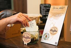 In einer „suspended coffee”-Bar kann man Kaffee spenden. Wer einen bestellt, bezahlt zwei: Einen für sich - und der nächste wird umgewandelt in einen Gutschein, den einlösen kann, wer sich sonst keinen Kaffee leisten kann