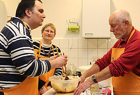 Starkes Team: Horst Michaelis (rechts) kann gut sehen und Tarkan Gürvardar (links) kann gut riechen, schmecken und fühlen