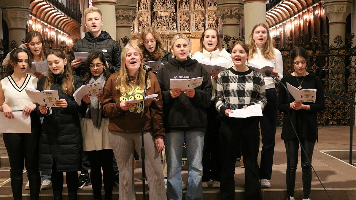 Die Schülerinnen und Schüler aus dem Vorbereitungsteam sorgten auch für die musikalische Begleitung des Gottesdienstes (Foto aus der Generalprobe).