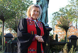 Pastorin Birgit Berg auf dem Bramfelder Friedhof. Den Schal trägt sie bei jeder Beerdigung