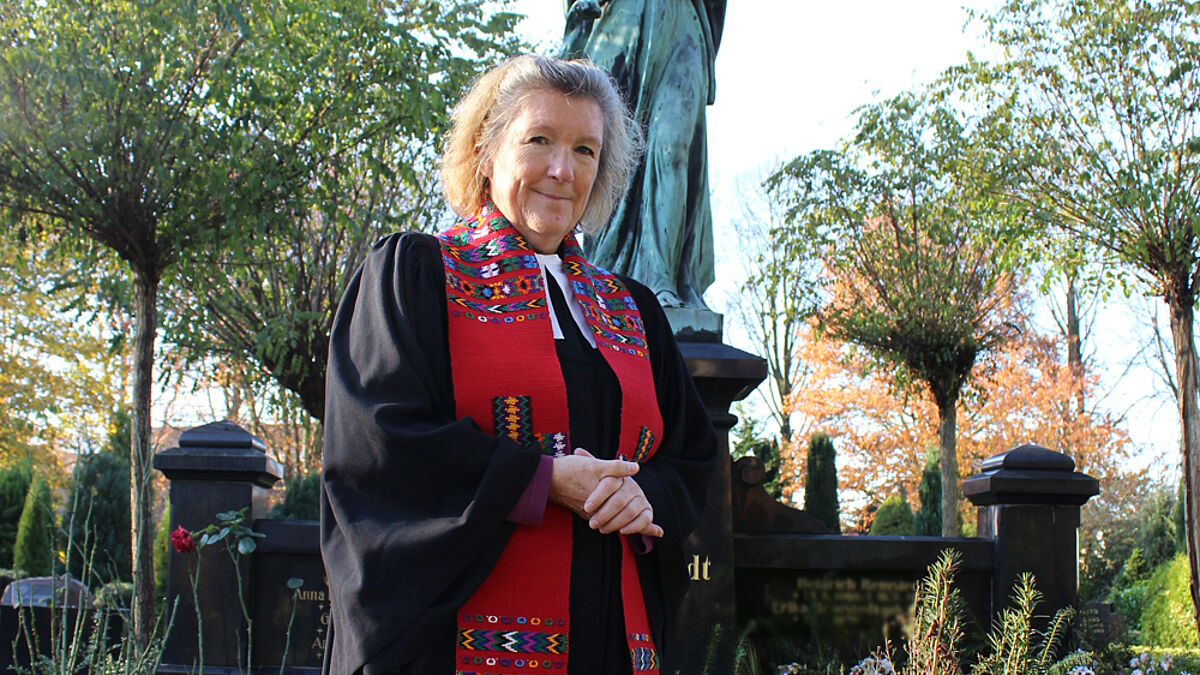 Pastorin Birgit Berg auf dem Bramfelder Friedhof. Den Schal trägt sie bei jeder Beerdigung