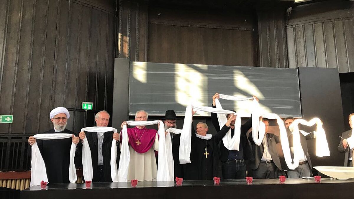 Die Vertreter der Religiobsgemeinschaften beten gemeinsam für den Frieden in der Universität Hamburg.