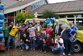 Die Seeleute und das Duckdalben-Team freuen sich: Endlich ist "Bibo", der neue Bus da.