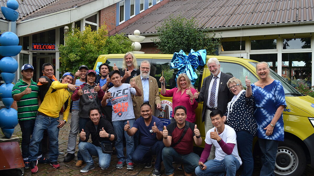 Die Seeleute und das Duckdalben-Team freuen sich: Endlich ist "Bibo", der neue Bus da.