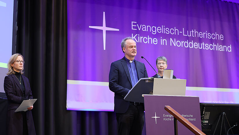 Bischof Tilman Jeremias (Mitte) Bischöfin Nora Steen (links) und Landesbischöfin Kristina Kühnbaum-Schmidt beim gemeinsamen Verlesendes Wortes des Bischofsrats: Antisemitismus zu bekämpfen ist christlicher Auftrag.